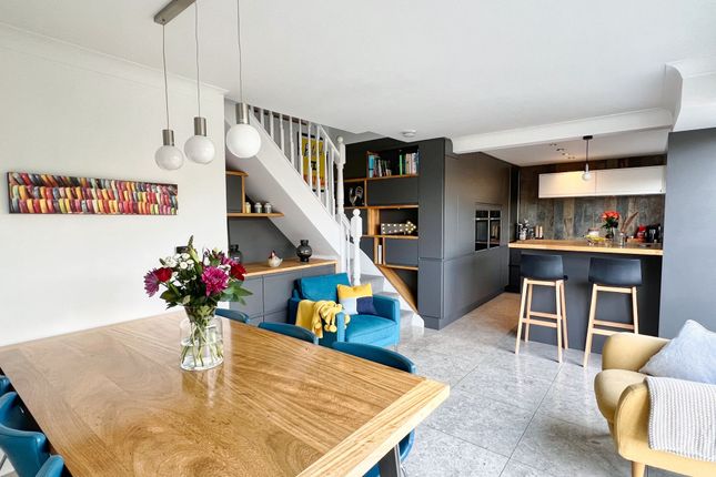 17 Highland Court, Bridgend photo 3