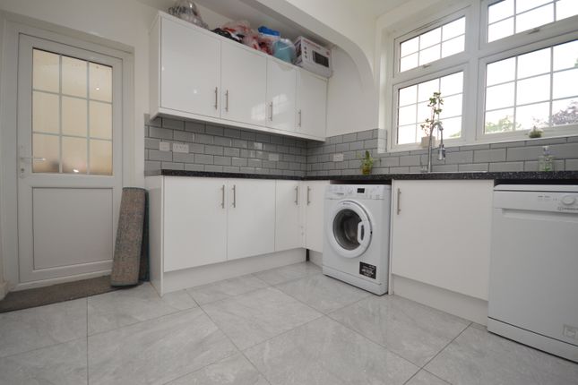 1X Brocket Way, Chigwell, London photo 5