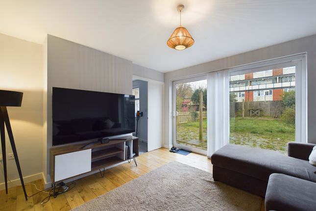 197, Longheath Gardens, Croydon photo 3