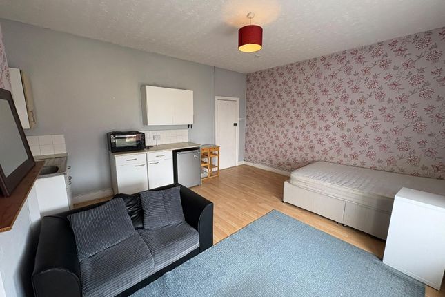 Room 8, 29, Castle Road, Portsmouth, Southsea photo 3