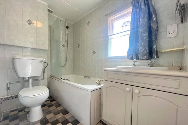 Flat 1, 4, St. James Terrace, Surrey photo 4