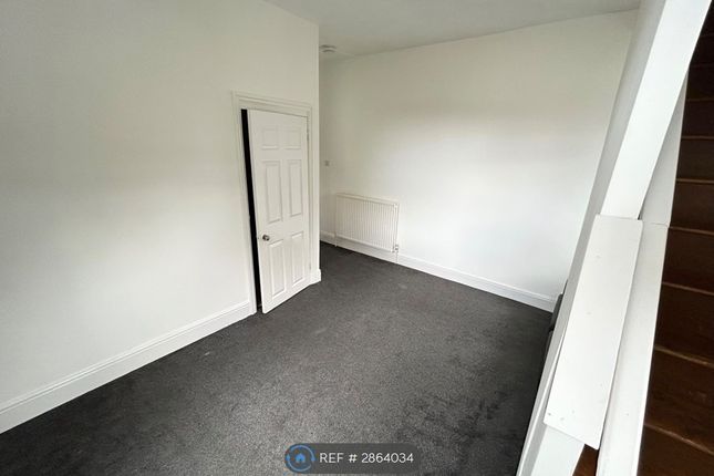 Flat, Penn Road, Wolverhampton photo 4