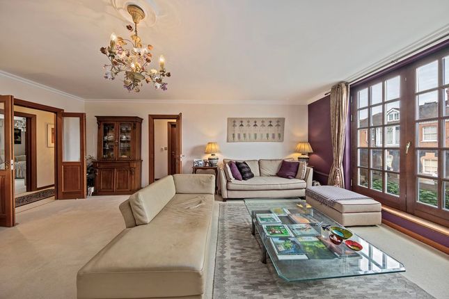 10 Catherine of Aragon House, Queens Reach, East Molesey photo 4