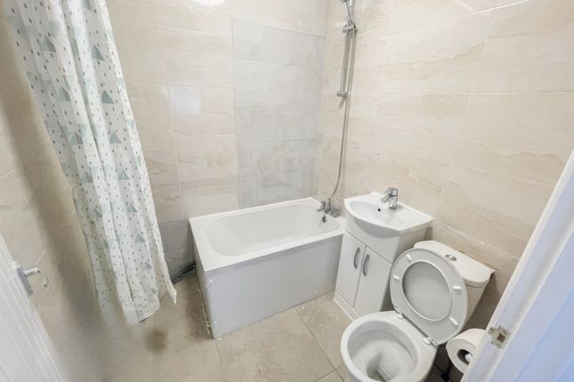 Room 2XX 52, Sweet Briar Grove, London photo 5
