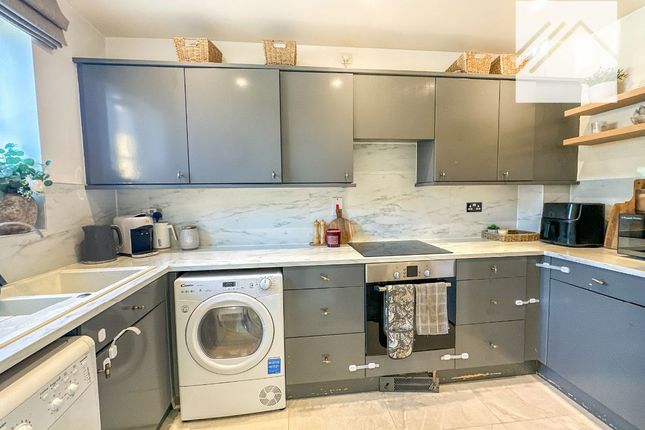 9 Galt Close, Wickford photo 4