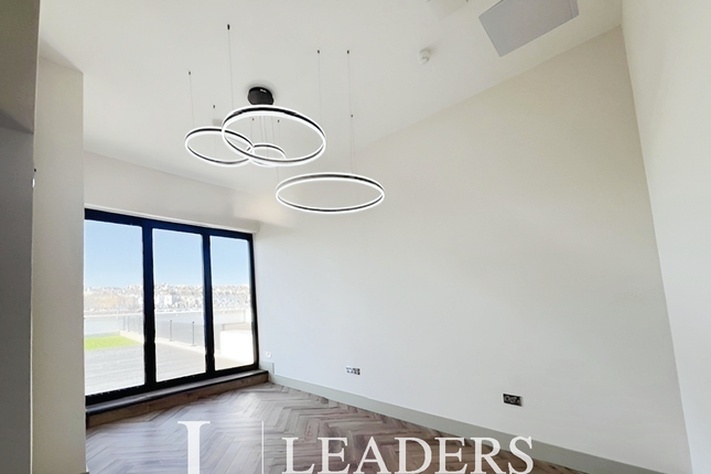 Flat 10th floor, Tower Point, 44 North Road photo 4