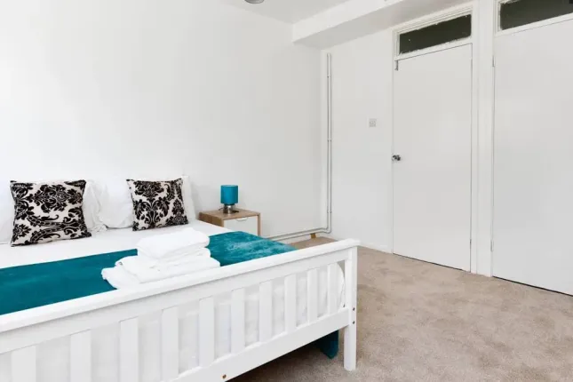Commercial Street, London photo 2