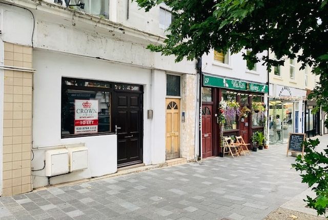 Retail premises to let in Station Road, London