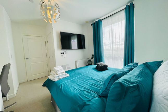 Flat to rent in Thomas Road, London