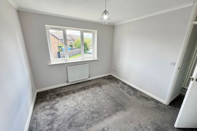 9, Woodger Close, Guildford photo 4