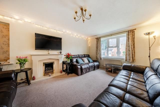 8, Palmerston Avenue, Slough photo 2