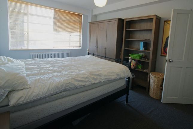 C71 Du Cane Court, Balham High Road, London photo 3