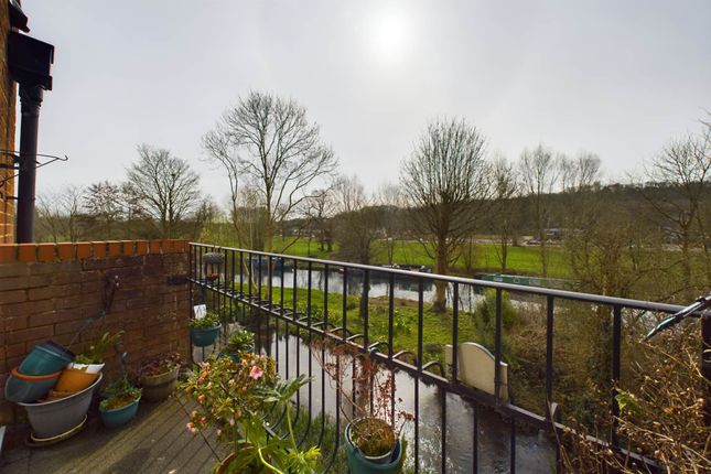 Flat for sale in River Park, Boxmoor