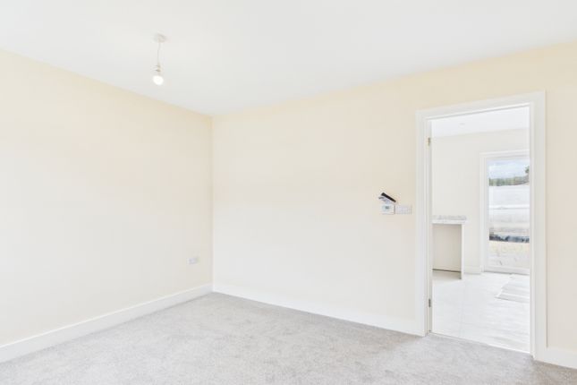 96a, Midland Road, Stonehouse photo 2
