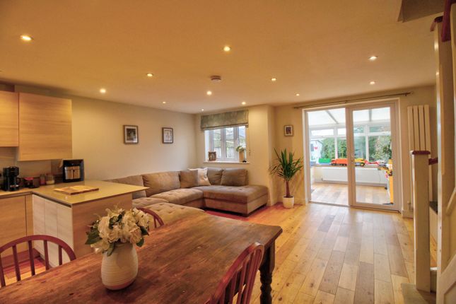19, Ashley Court, Woking photo 4