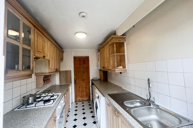 2 Gurney Close, Barking photo 2
