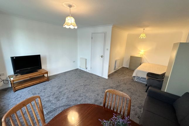 Room to rent in Bray Crescent, London