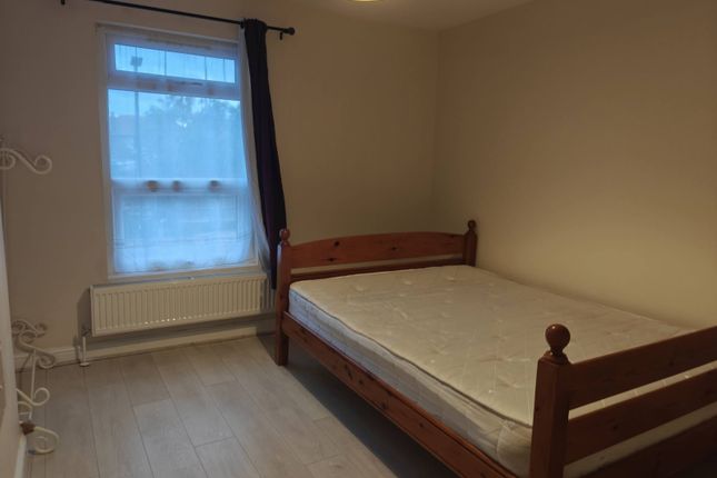 2 Layton Road, HOUNSLOW photo 2