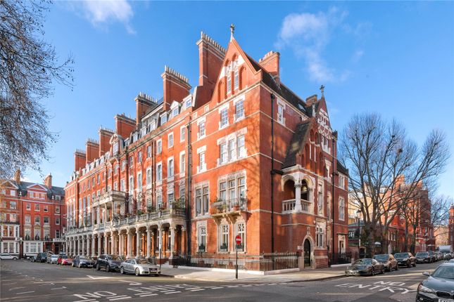 Thumbnail Flat for sale in Cadogan Square, London