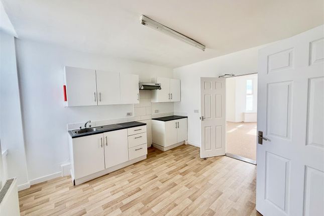 Flat 4, Ael y Don, Victoria Parade, Pwllheli photo 2