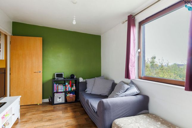 Pipit Court, Teal Close, Enfield, London photo 2