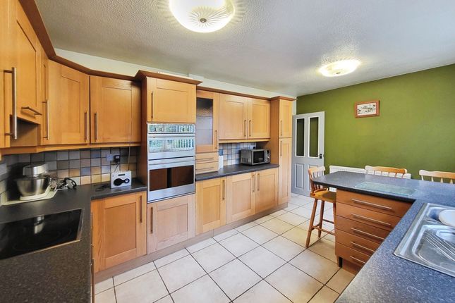 27 Stonehill Drive, Leicester photo 2