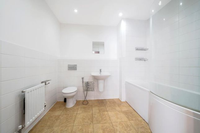 Flat to rent in Minter Road, Barking