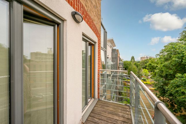 1 Holford Way, Putney photo 4