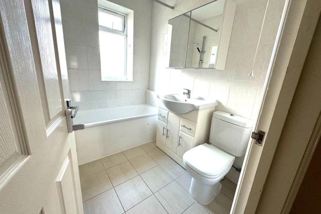 24,First Floor, Ash Grove, Southall photo 2