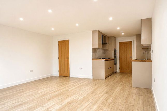 Flat B 246, Chessington Road, Epsom photo 2