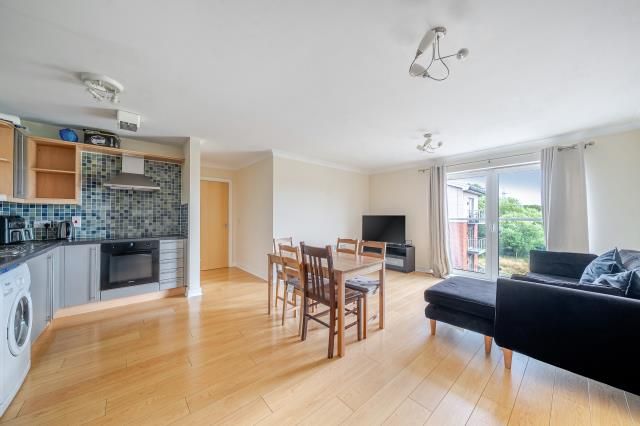 Flat 27 Damask Court,, Cleeve Way, Sutton photo 4