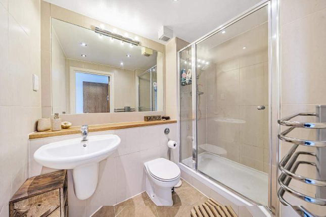 Flat for sale in Southgate Road, London