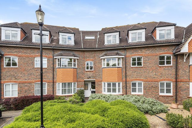 2 bed flat to rent in Hayward Road, Thames Ditton, Surrey KT7