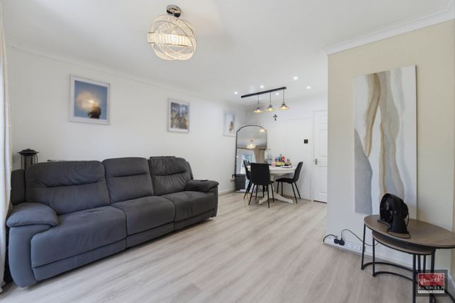 2, Willowmead, Staines-upon-Thames photo 3