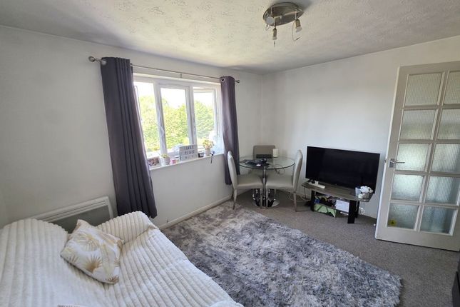 54, Lesney Gardens, Rochford photo 3