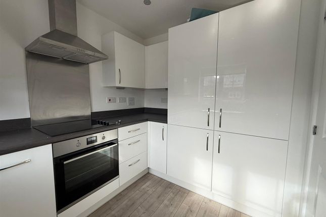 20, Lodge Grove, Nottingham photo 3