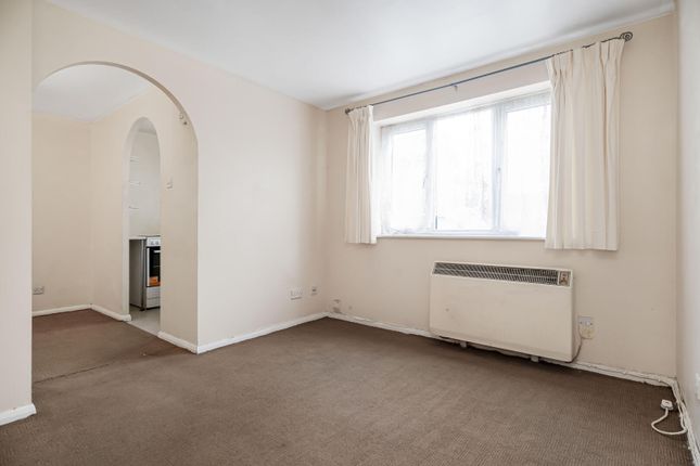 73, Waddington Close, Enfield photo 3