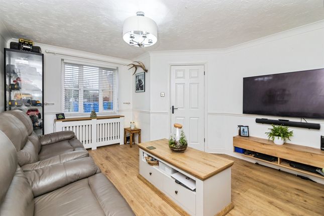 23, Howley Gardens, Lowestoft photo 2