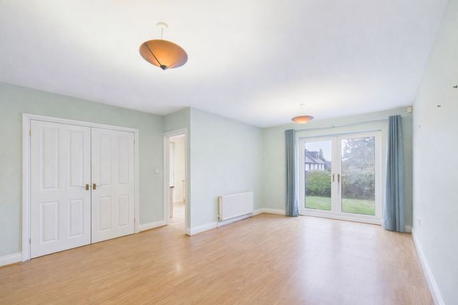 12 Nork Gardens, Banstead photo 2