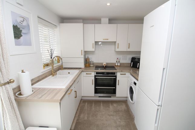 21, Jennings Close, Dartford photo 3
