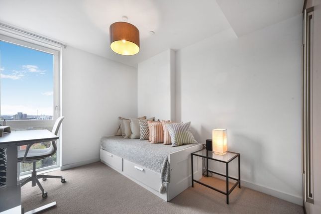 Flat to rent in Avantgarde Place, London