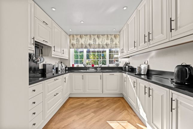11, Lower Shott, Leatherhead photo 4