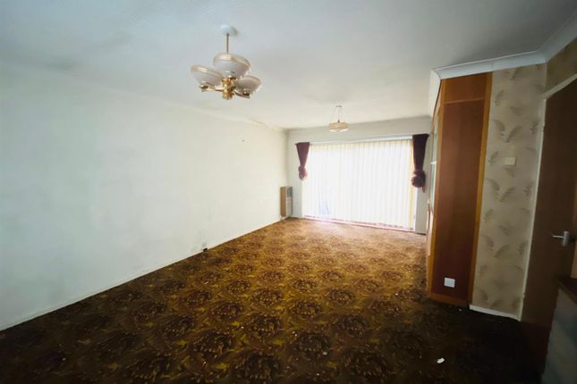 107, Kingsley Close, Ashton-Under-Lyne photo 4