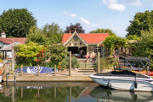 3-bed house on Pharaohs Cottage,, Pharaohs Island, Shepperton, £775,000