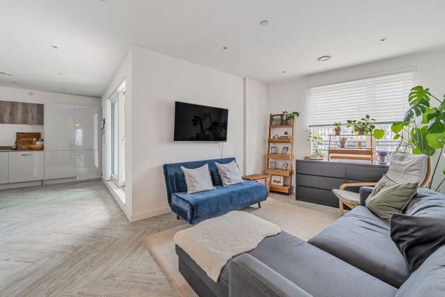 Thumbnail Flat for sale in 1 Courthouse Way, London