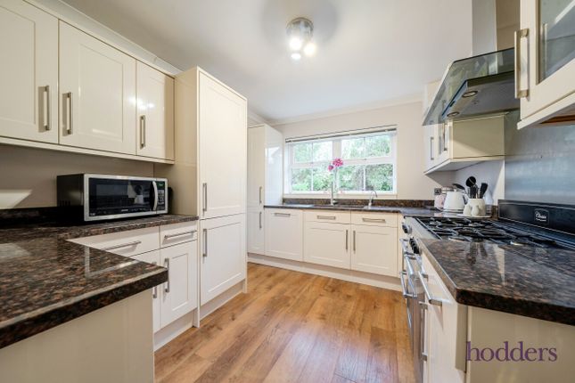 11, Spinney Oak, Ottershaw photo 3