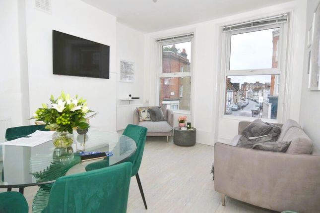FLAT 1ST FLR AT 158 Munster Road, London photo 2