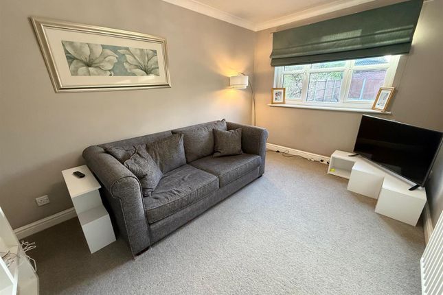 27, Ploughmans Way, Macclesfield photo 3