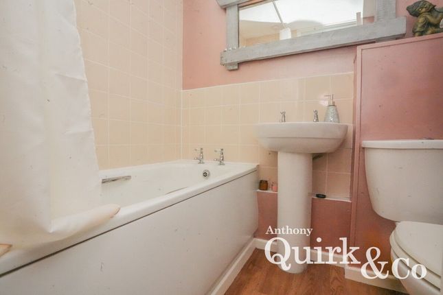 52, Havengore, Basildon photo 4
