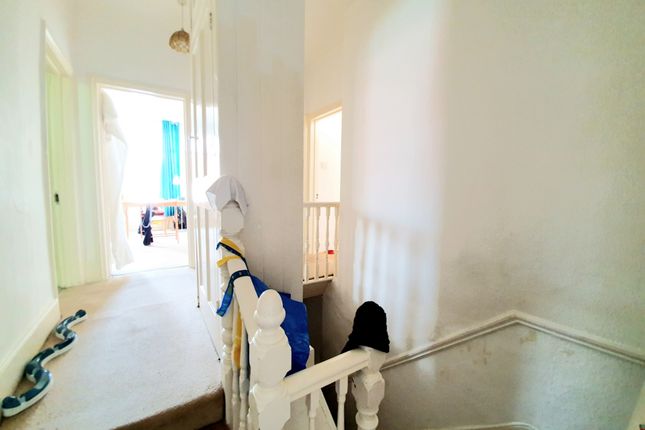 Top Floor Flat A 18, Sylvan Avenue, London photo 3